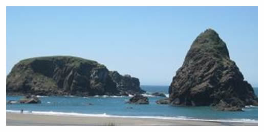 Foto de rochas em uma praia da costa do estado de Oregon