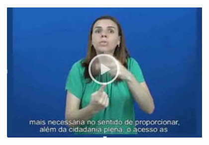 Parte de um vídeo com a correta utilização de um intérprete de Libras para o conteúdo legendado e falado